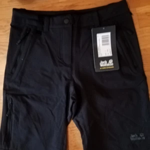 Jack wolfskin shorts Dam - Helt oanvända så otroligt skönt material. 150kr /st