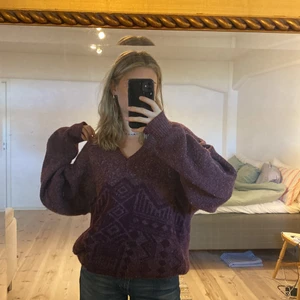 Stickad tjocktröja - Suupermysig stickad tröja men snygg v-ringning! Vinröd så så fin färg, med coola detaljer. Passar allt från s-L. Nopprig men i övrigt superfint skick!