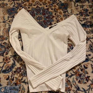 snygg v ringas tröja  - en långärmad ribbad tröja från bikbok! 