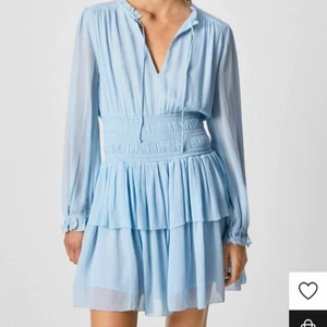 klänning  - klänning från pepe jeans 🤩 endast använd en gång (andra bilden). älskar den men den passar inte som jag vill. storlek xs, passar s/m så den har resår i midjan. jag är 165cm lång (andra bilden som referens) 💕💕