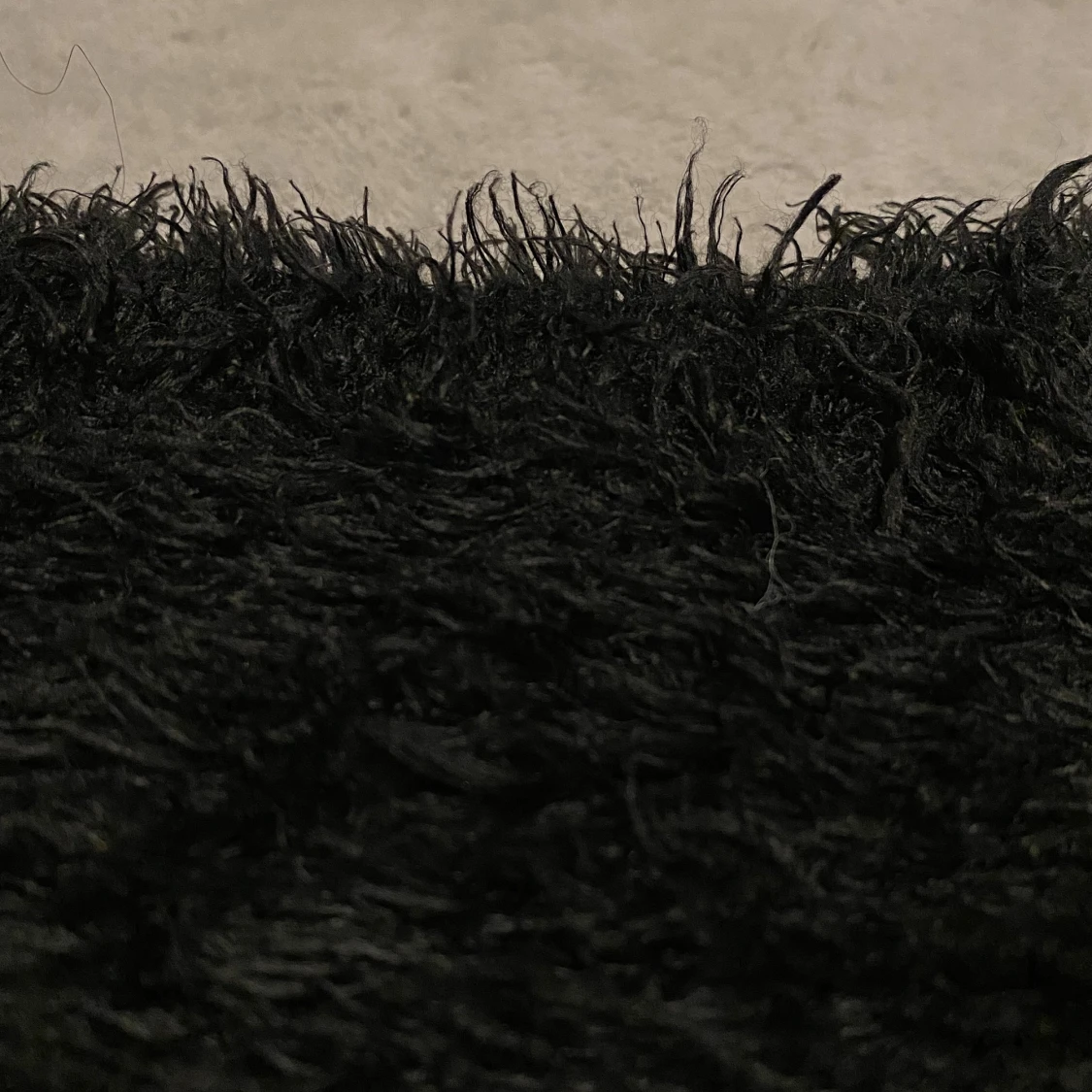 Svart fluffig tröja  - 90