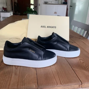 Axel Arigato skor storlek 36 - Köpta i april, sparsamt använda. Fint skick. Nypris 2050kr, mitt pris 1200 ink frakt.