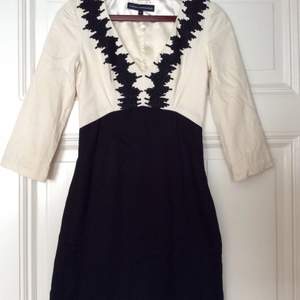 Enkel, men elegant klänning med snygg dekoration (svarta glaspärlor) i storlek UK 6 EU 34 (smal passform)