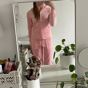 Juicy set - Helt nytt juicy sett i ljusrosa. Har bara testat setet på en gång. Köpt från AliExpress men ser EXAKT ut som dem äkta från 2000 talet, till och med lapparna på settet, tror nästan det e äkta. Köpte för 550 kr men säljer för 450 kr som sagt helt oanvänd.