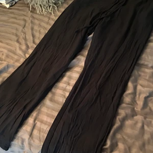 svarta linnebyxor från HM, i storlek XS  - nyligen köpta o använda ca 7 gånger. älskade dom men dom krympte i tvätten lite o nu är dom lite för små. så storleken är snarlikare XXS än XS. är 168 o dom är lite för korta o tajta. står ej för frakten. 