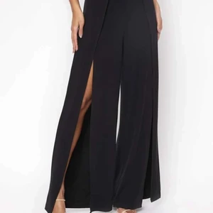 Dubbel slits byxor - Jättefina vida byxor med dubbla slits, knappt använd