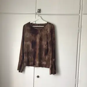 Mönstrad brun långärmad tröja köpt second hand