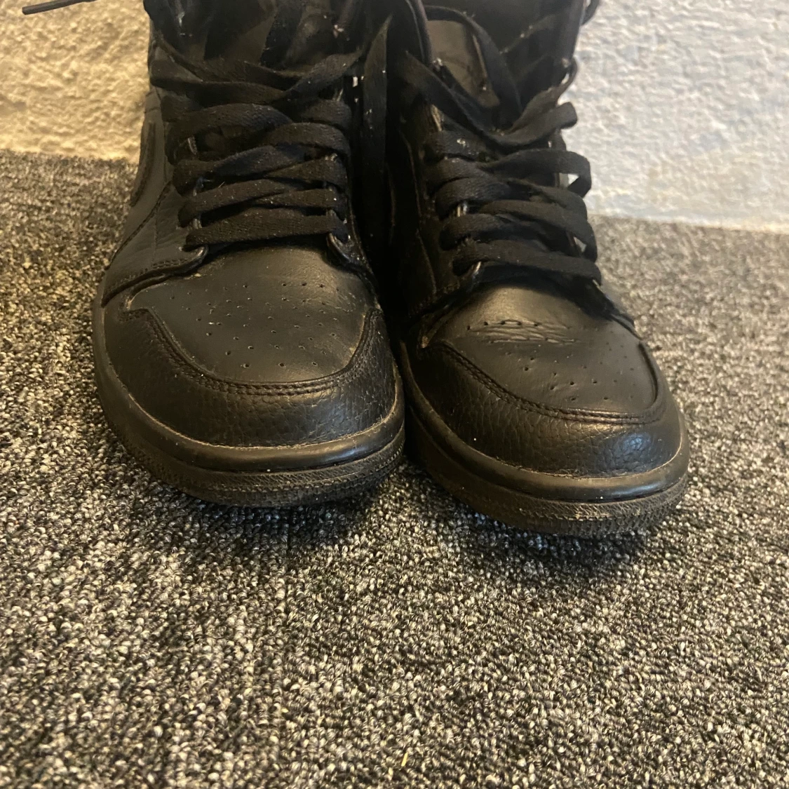 Jordan 1 (Triple Black) - 90