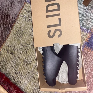 Yeezy slide - Yeezy slide onyx Helt nya  44.5 men passar 42.5-43