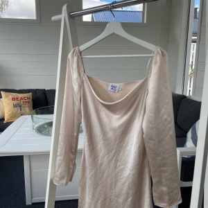 Klänning från Princess Polly - Sötaste klänningen från princess polly i storlek 40, jag är egentligen en storlek 36/38 men den sitter perfekt på mig💘 skriv om du har några frågor eller vill diskutera priset!