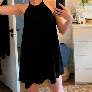 Svart klänning - Säljer denna tunna, enkla och snygga klänning. Kommer inte till användning då det inte är min stil riktigt. 