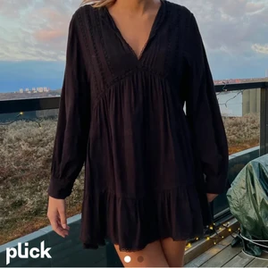 Zara klänning s - Säljer denna klänningen från Zara då den aldrig används. Klänning är i storlek s och har endast använts en gång. Lånad bild!💕 200kr (med frakt inräknad) vid snabbt köp💖