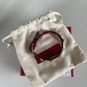 Valentino armband  - Säljer detta snygga armband från valentino!  Inköpt på NK förra året för 1700kr. Aldrig använt så de är som nyskick. Dustbag, kvitto, box m.m tillkommer. Skriv för mer frågor!💕🫶🏽