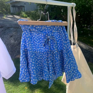 Zara kjol - Så somrig blå kjol från zara med blommor, passar mer M än L skulle jag säga!! Så fin men använda tyvärr inte💙