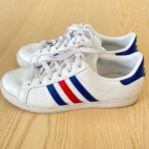 Adidas coast star skor - Fräscha Adidas coast stars i strl. 39 med röda och mörkblå detaljer! Säljes pga att de är fel storlek för mig, därför är de väldigt sparsamt använda och i gott skick (kommer även i originalkartong). Nypris är ca 800kr!  Köparen står för frakt 🌟
