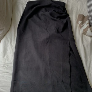 Siden kjol - Siden liknande svart kjol med slits från Stradivarius, köptes i Barcelona men aldrig använd, prislapp finns kvar. 🌸 Köptes för 19.99 Euro, vilket motsvarar 206kr.  Köparen står för frakt! 