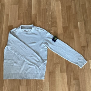 Stone Island Tröja - Beige Stone island tröja. Passar S-M. Köpare står för frakt📦