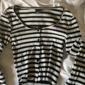 Tröja - Långärmad tröja med randiga mönster, jättefin men inte riktigt min stil, har aldrig använt. Köparen står för frakt!