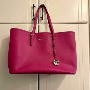 (Ej förfalskning) Michael Kors Jet Set Travel Medium Tote - Fuschia | Pris: 689 kr, nypris: ca 2999 kr | Tillkommer dustbag.