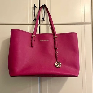 Michael Kors Jet Set Travel Medium Tote - Fuschia - (Ej förfalskning) Michael Kors Jet Set Travel Medium Tote - Fuschia | Pris: 689 kr, nypris: ca 2999 kr | Tillkommer dustbag.