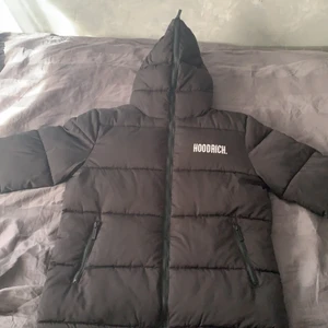 Hoodrich jacka xl sitter som en l aldrig andvänd  - Aaaaa