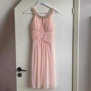 Söt rosa klänning. Använd en gång på skolavslutning och hängt i garderoben sen dess. Väldigt bra material. Storlek S