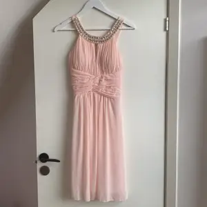 Söt rosa klänning. Använd en gång på skolavslutning och hängt i garderoben sen dess. Väldigt bra material. Storlek S