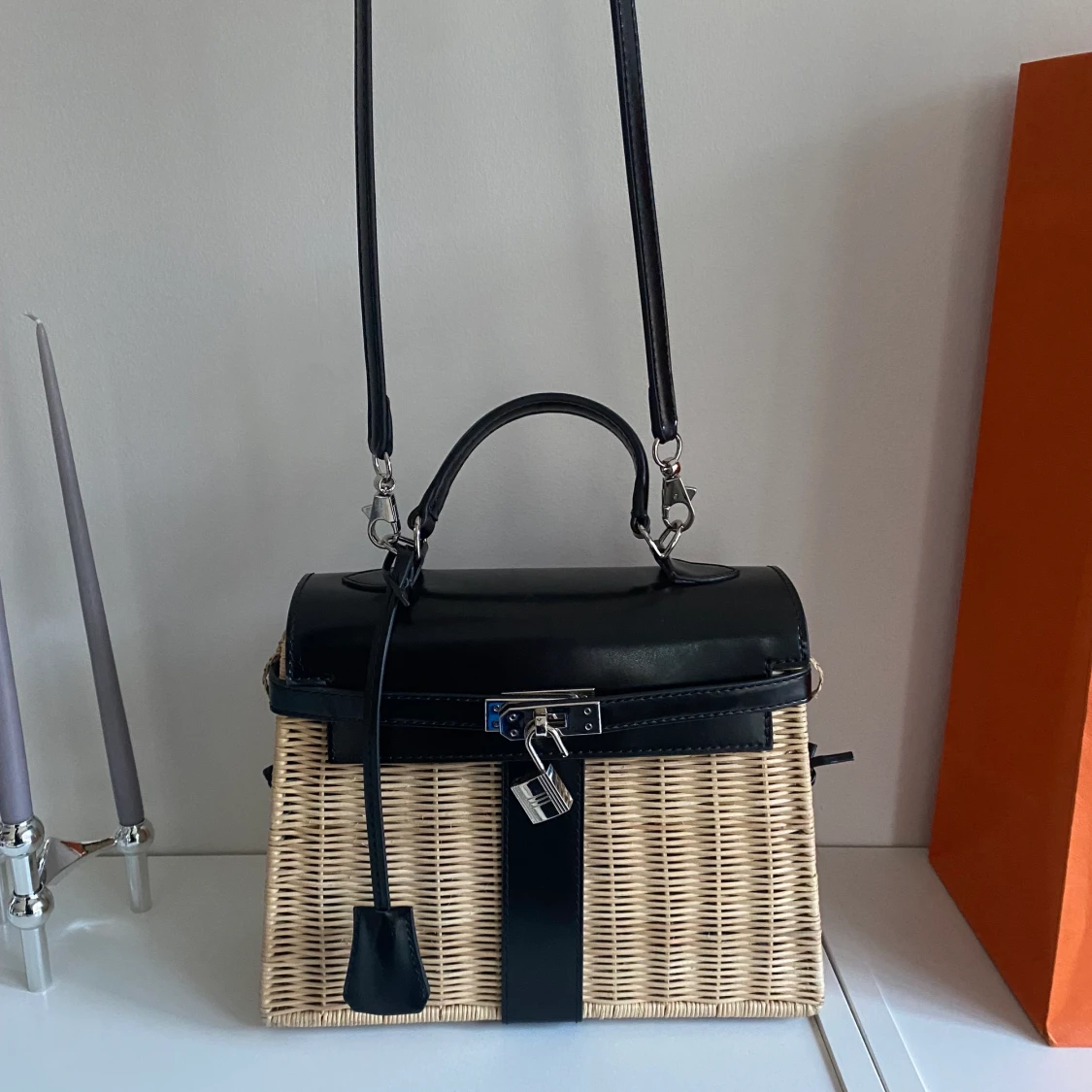 Snygg Hermesinspirerad rattan messenger väska  - 91