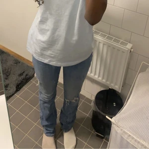 Zara jeans - Säljer mina jeans köpta från zara för cirka 1 år sen! De är super bra skick och använda fåtal gånger. Säljer då de inte kommer till användning!💘 skriv priv för fler frågor!
