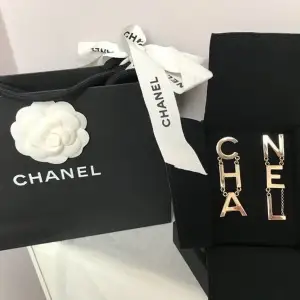 Säljer dessa fantastiska Chanel letter earrings då de tyvärr är för tunga för mig ( vikt 26g för båda ).  Kommer med påse.   Inköpta vintage för cirka tre år sedan. De är från 2019 och innehar stämpel på baksidan.