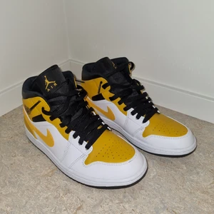 Air jordan 1s - Air jordan 1s University gold.  Använda max 2 gånger och därav också väldigt bra skick.  Originallåda medföljer.