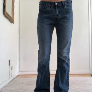 Säljer ett par Vintage Levis jeans köpta från sellpy, dem är i storlek M och går över skorna på mig som är 174💕