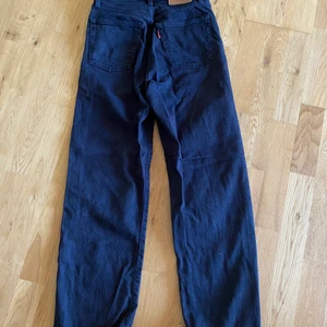 Levi’s - High waisted jeans. Fint skick och skulle säga ut dom är true to size. Pris + frakt