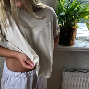 Beige Carin Wester t-shirt stl XS - Bra skicka men ganska använd, stl XS men passar även S och M ⭐️❤️‍🔥