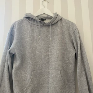 Grå hoodie  - Grå hoodie från primark, använd med fortfarande i bra skick, det är en spricka i snöret det är de ända (kolla bild två) 