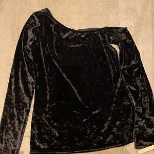 En offshoulder tröja i velour från nelly, passar en 36a/större 36a