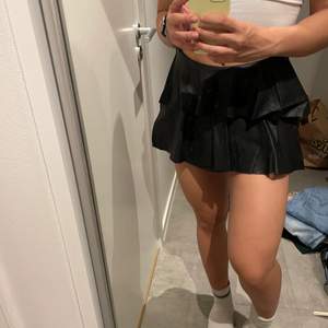 Svart kjol från Zara, strl 38 men passar 36-38 beroende på fit. Aldrig använd