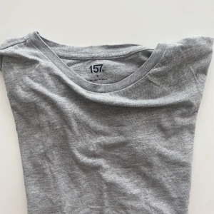 Grå t-shirt - Grå t-stirt från lager 157, använd 1 gång💕