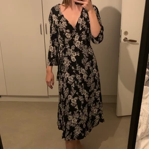 Blommig klänning - Wrap-klänning från indiska:)