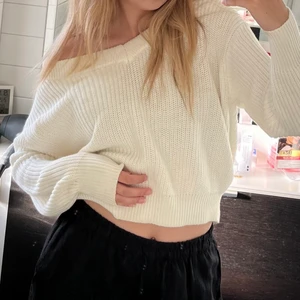 Vit stickad tröja  - Jättefin att ha ovanpå klänning eller liknande på sena sommar kvällar 💗