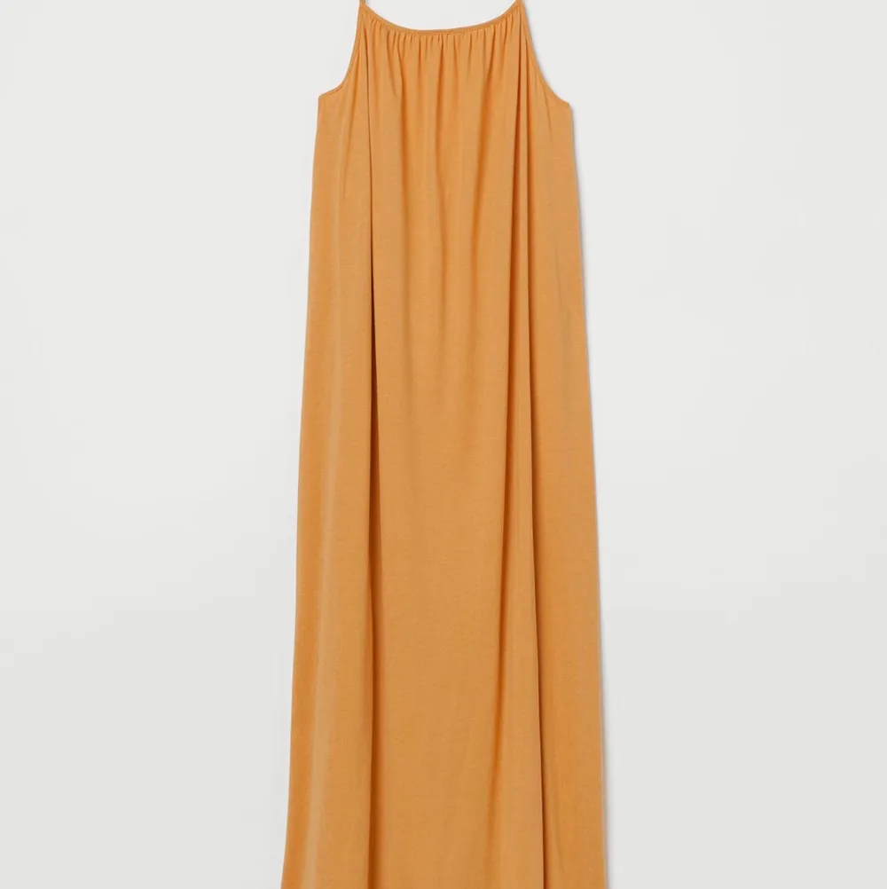 Oanvänd klänning från H&M.  Passar jättebra som t.ex. strandklänning . Klänningar.
