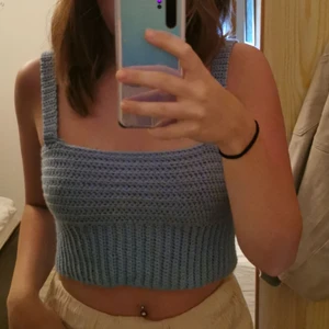 Virkad topp - Fin topp som är ribbad nertill och sitter hur fint som helst. Går att få i olika storlekar, mönster och färger🥰