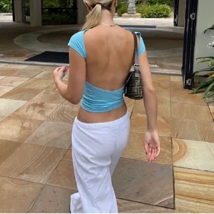 Tröja med öppen rygg - Superfin oanvänd tröja med öppen rygg! 💕 lånade bilder! Säljer då jag råkade köpa två, fler frågor svarar jag gärna på privat 💕💕 kan mötas upp i göteborg eller frakta (frakt tillkommer) 😋😋😋💕💕💕 TRÖJAN ÄR MER BLÅ IRL