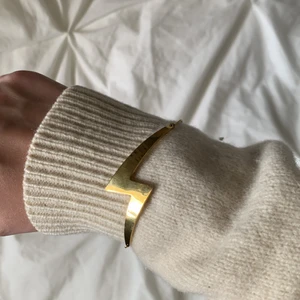 Edblad armband - Säljer detta super fina blixt liknade armbandet från Edblad⚡️Har aldrig använt armbandet så det är i bra skick🤍 Tryck inte på ”köp nu” utan skriv till mig så diskuterar vi pris eller så startar jag en budgivning💘