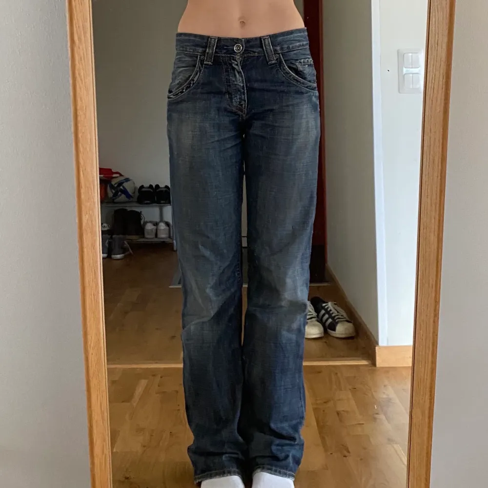 Ett par supersköna lågmidjade äkta Tommy Hilfiger jeans! Innerbenslängden är 80 cm så dom passar alla som är mellan 160-180 cm långa! Skriv privat för fler bilder❤️ ❗️OBS, köp inte direkt, kontakta mig innan! Köper du direkt får du inte varan❗️. Jeans & Byxor.