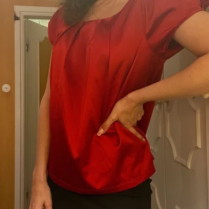 Silkestopp - Mörkrött sidentyg. Storlek M Jag är 168 cm och denna är lite stor för mig, faller dock väldigt snyggt. Starkt material och bra skick. Ginatricot vintage. Dragkedja upptill i ryggen