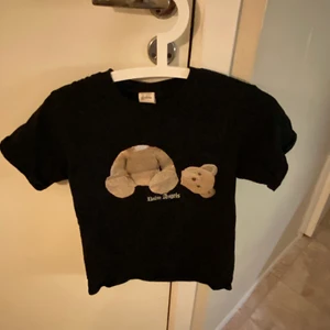 Palm Angels t-shirt storlek XS - Jag säljer en Palm angels t-shirt i storlek xs den är i jätte fint skick och såklart äkta! Jag säljer den för 700kr men kan gå ner i pris vid snabb affär!😁