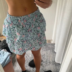 Volangkjol - Blommig volangkjol, helt oanvänd