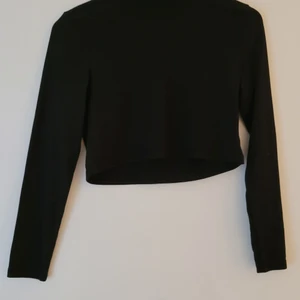 Bikbok Tröja - ALDRIG ANVÄNT, tröjan är köpt för ca 1 år sen och har bara legat i garderoben så tröjan är som ny om du vill se fler bilder skriv privat.