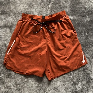 Nike Shorts - Nike Running shorts! Snygga och fräscha i tegelfärg. Åskblåa undershorts sitter ihop med yttre lager. Knappt använda så väldigt bra skick! Strl M. Köpare står för frakt. 